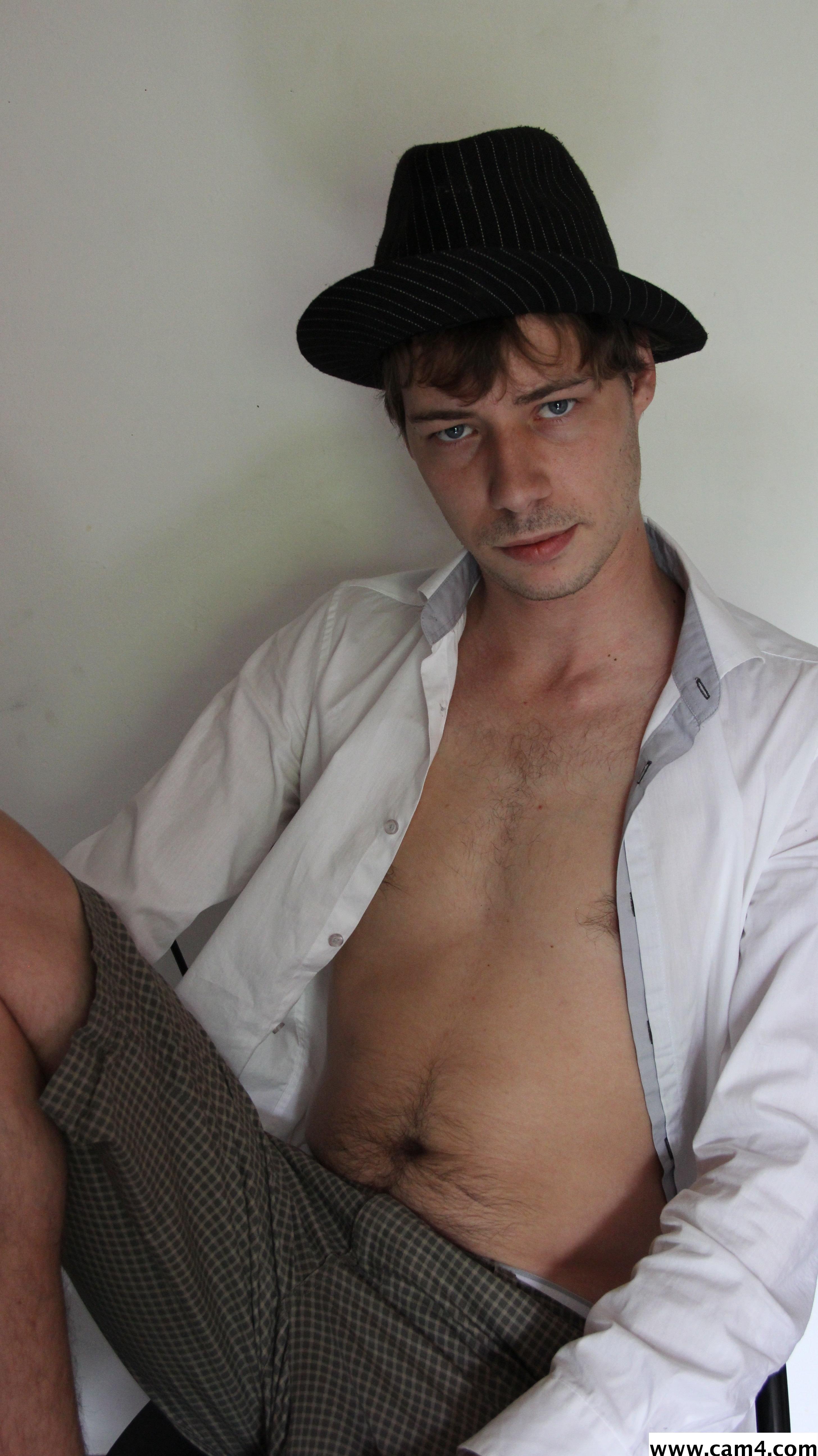 hotzz25 from Belgium
