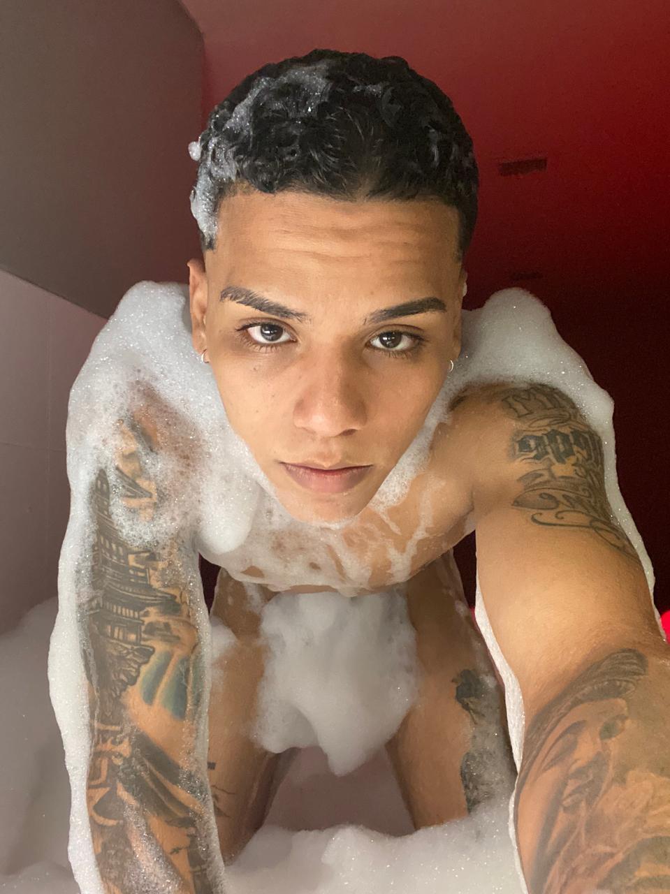 travis_am from Colombia